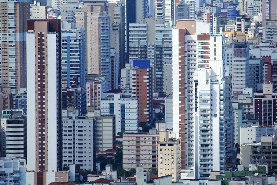 Paisagem urbana com uma concentração de prédios altos e edifícios residenciais e comerciais em uma cidade moderna brasileira.