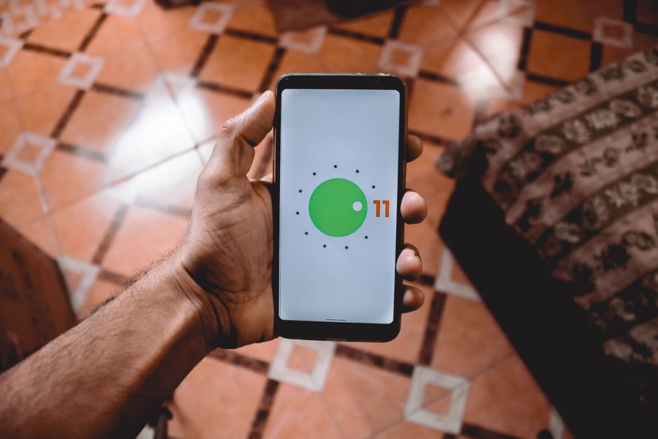 Pessoa segurando um smartphone exibindo uma tela de aplicativo com foco em tecnologia móvel e inovação.