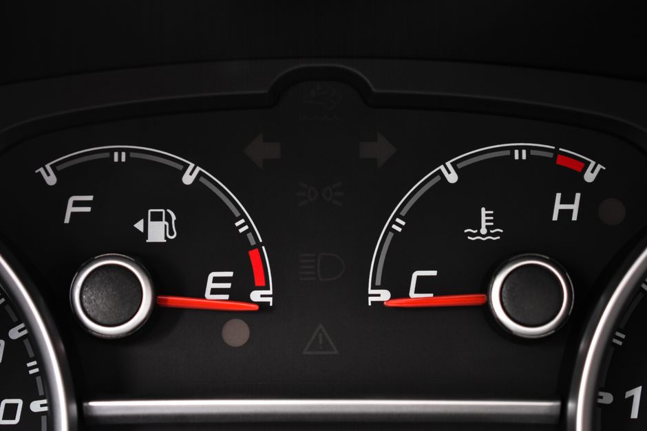 Imagem de painel de carro mostrando níveis de combustível e temperatura do motor, utilizada em contexto de manutenção ou cuidados com veículos.