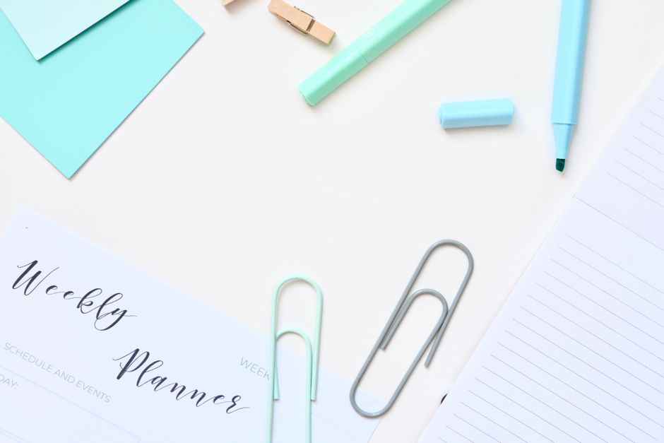 Composição de materiais de escritório organizados de forma estética, ideal para ilustrar produtividade e organização no ambiente de trabalho.