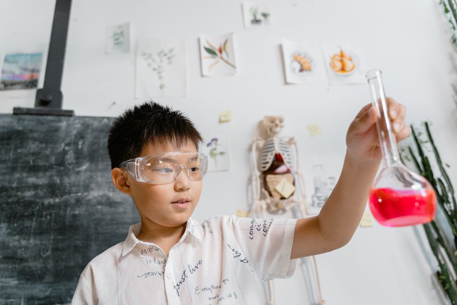 Como montar um laboratório seguro na escola em 2026: guia completo