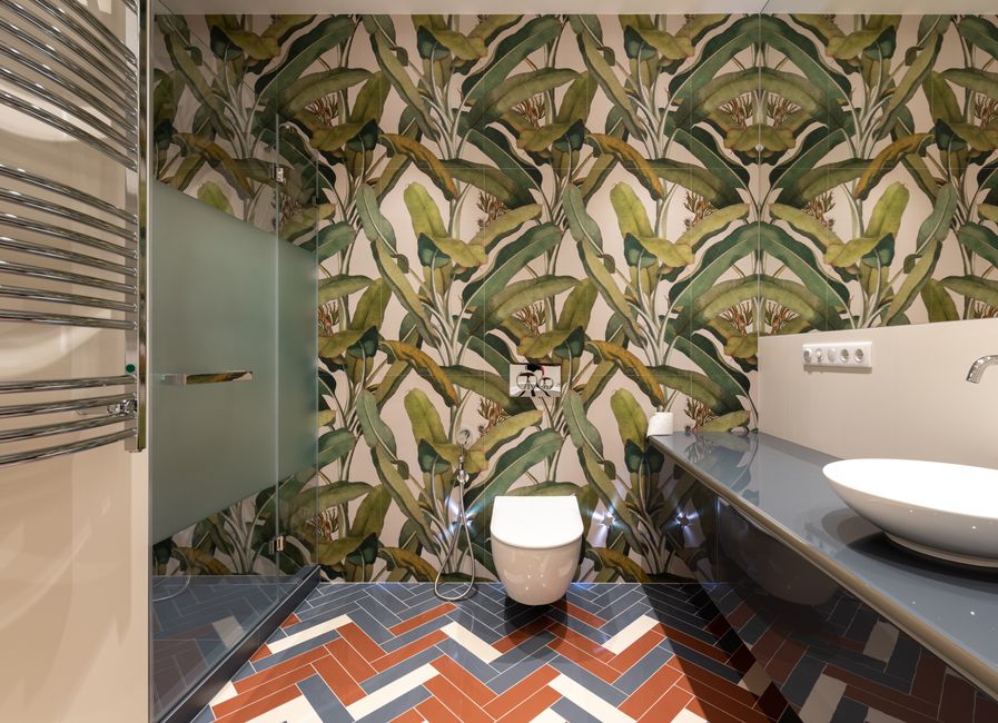 Banheiro moderno com decoração tropical, combinando elementos de design contemporâneo com uma estética natural e acolhedora.