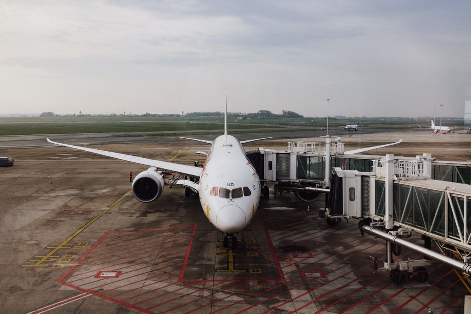 Avião decolando ou chegando ao aeroporto, representando viagens ou transporte aéreo.