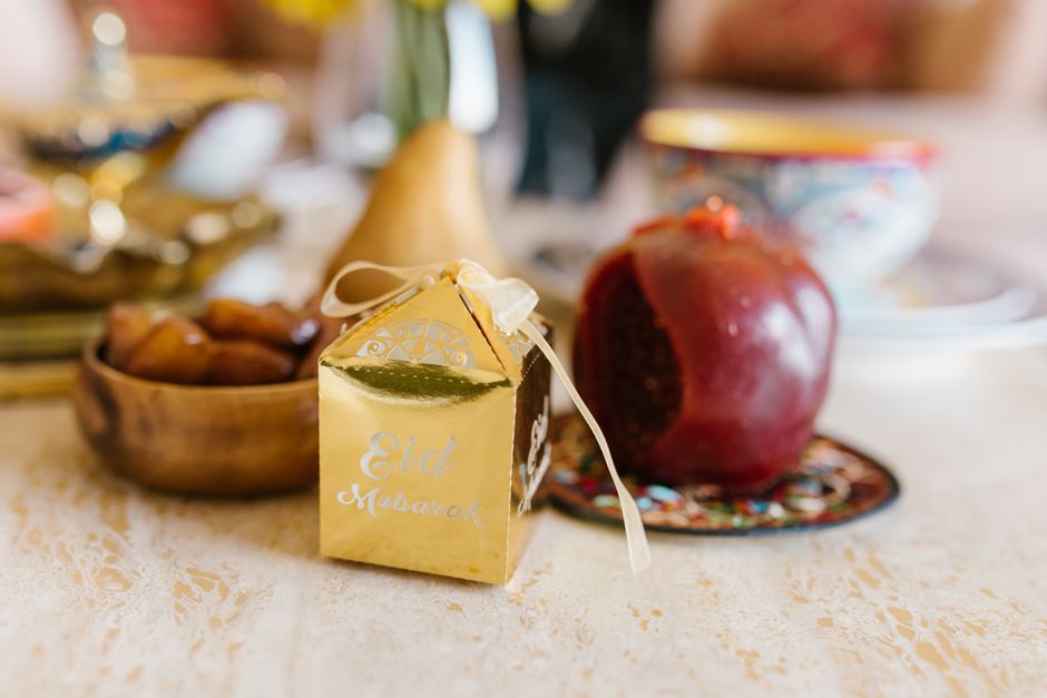 Imagem de uma mesa decorada para celebração de Eid, com comida tradicional e elementos festivos que transmitem o tema de festividade muçulmana.
