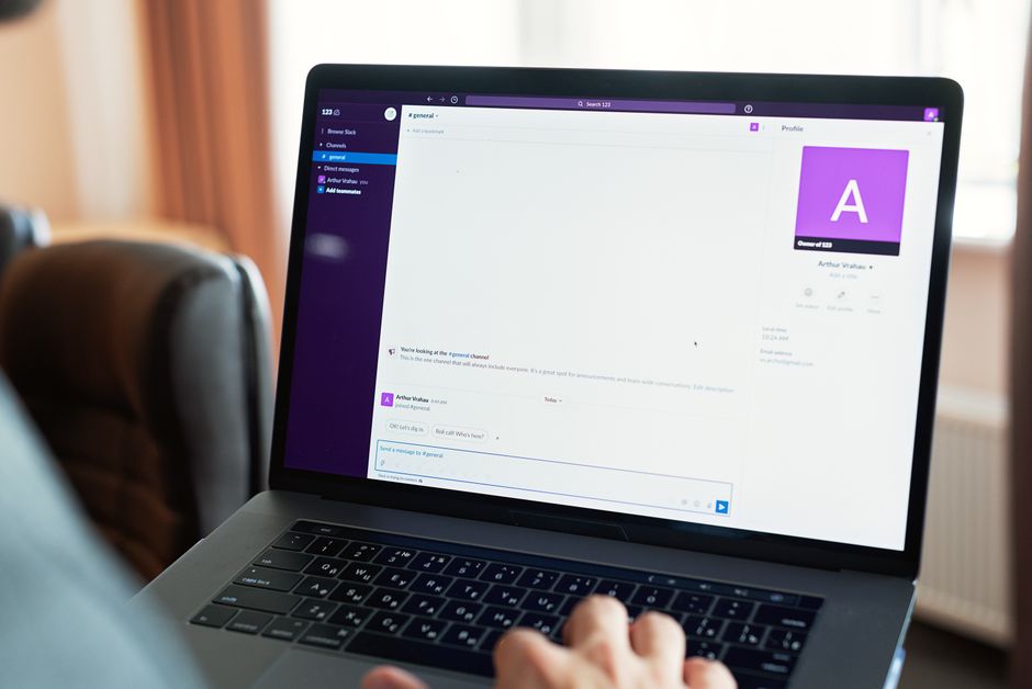 Pessoa utilizando um laptop para comunicação digital, com foco em trabalho remoto ou produtividade online.