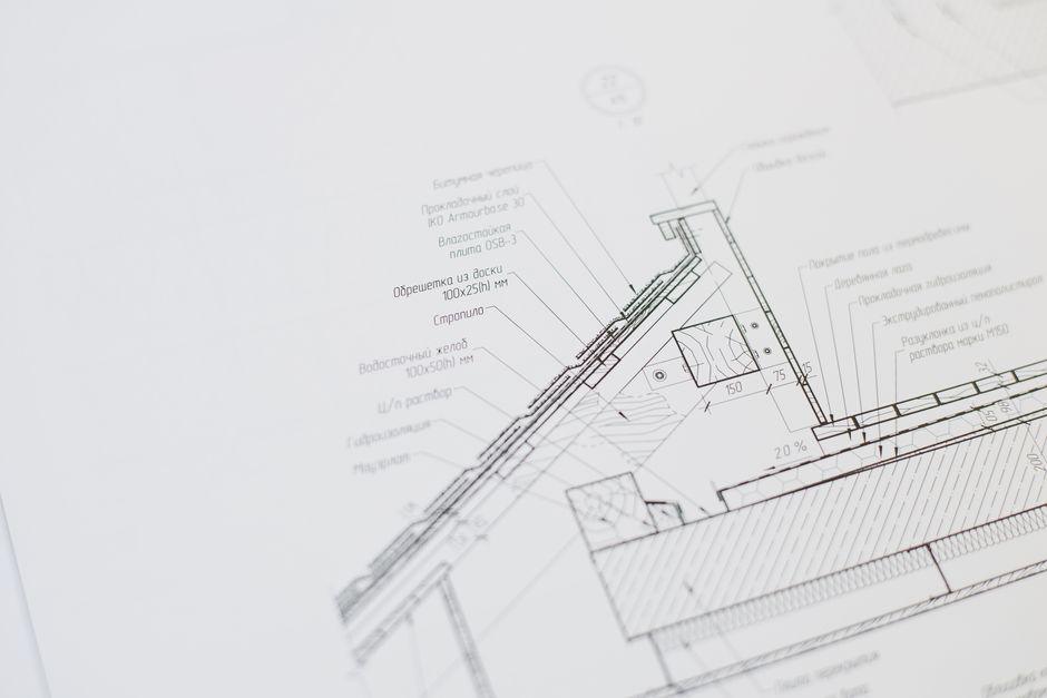 Desenho técnico de um projeto de construção civil, destacando detalhes arquitetônicos e estruturais.