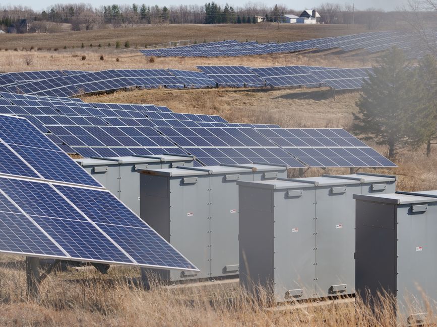 Paisagem de fazenda com painéis solares e infraestrutura de energia renovável ao ar livre, destacando a sustentabilidade.