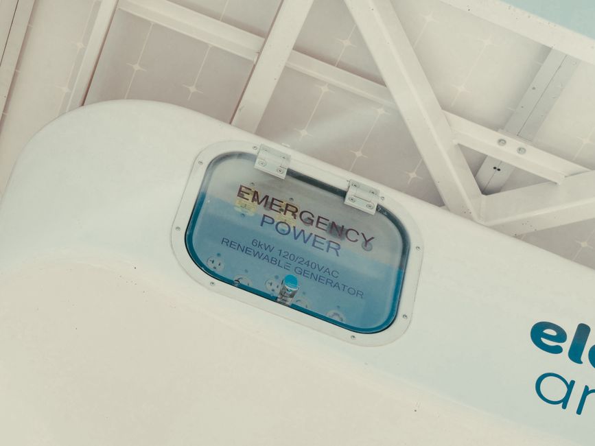 Imagem de um gerador de energia de emergência em uma instalação segura, destacando a importância de fontes de energia reserva em situações críticas.