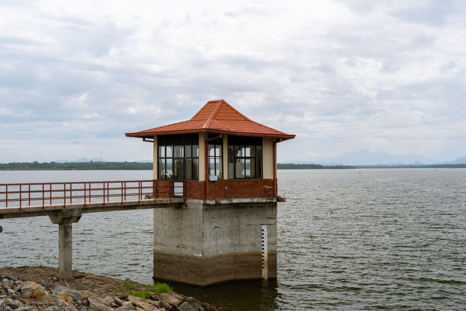Estrutura de lazer com vista para o lago, ideal para momentos de tranquilidade na natureza