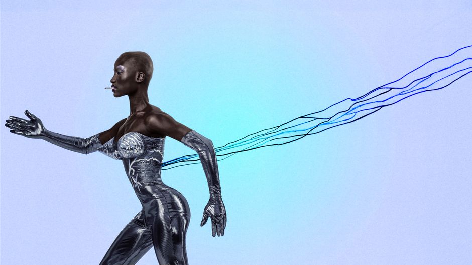 Imagem futurista de uma mulher com corpo metálico e elementos tecnológicos, representando inovação e tecnologia passadas por uma estética artística.