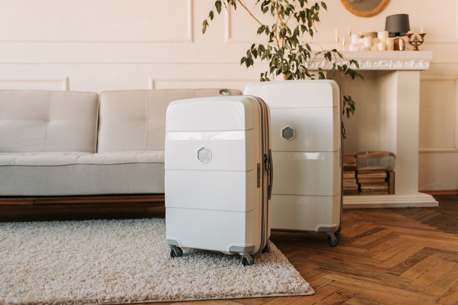 Imagem de duas malas de viagem em um ambiente interno elegante, sugerindo preparação para uma viagem ou viagem a serviço.