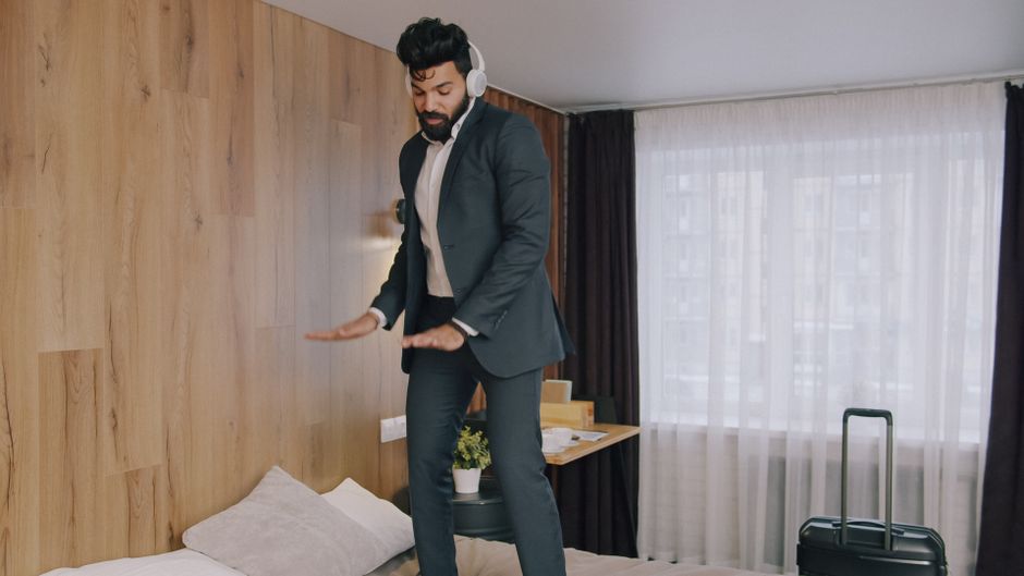 Dicas para aproveitar melhor a TV no quarto do hotel em 2026: Guia completo