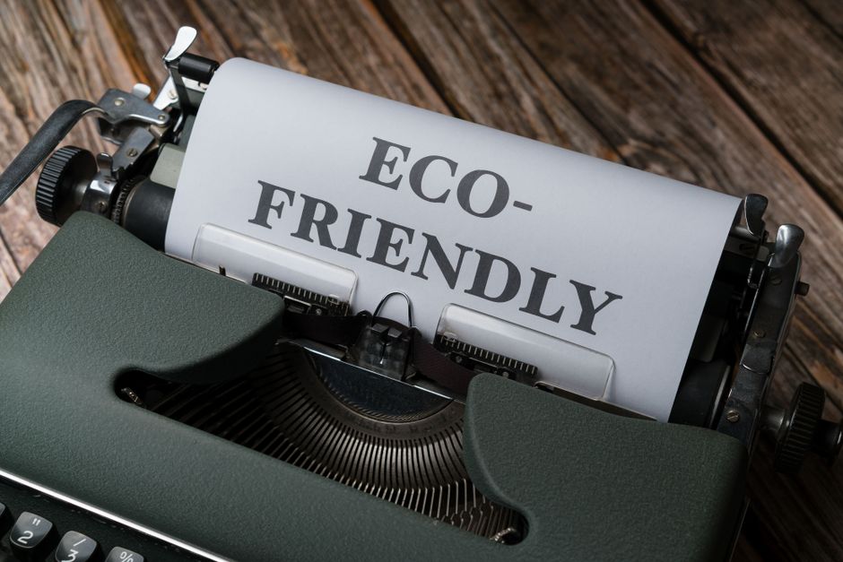 Máquina de escrever com papel contendo a frase 'Eco-Friendly', simbolizando sustentabilidade e responsabilidade ambiental em negócios.