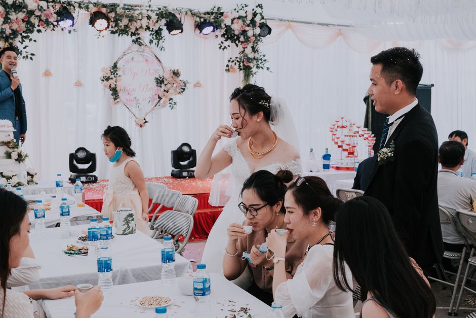 Casamento com convidados emotivos compartilhando momentos de alegria e celebração em um evento festivo.