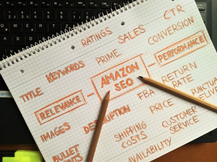 Anotações sobre estratégias de SEO para comércio eletrônico destacando palavras-chave e fatores de desempenho do produto.