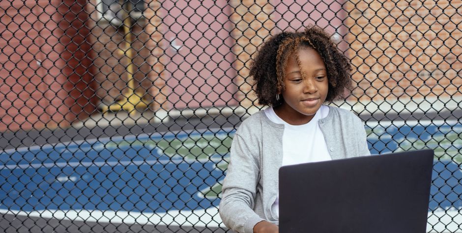 Como assistir aulas online por 90 dias grátis em 2026: guia completo