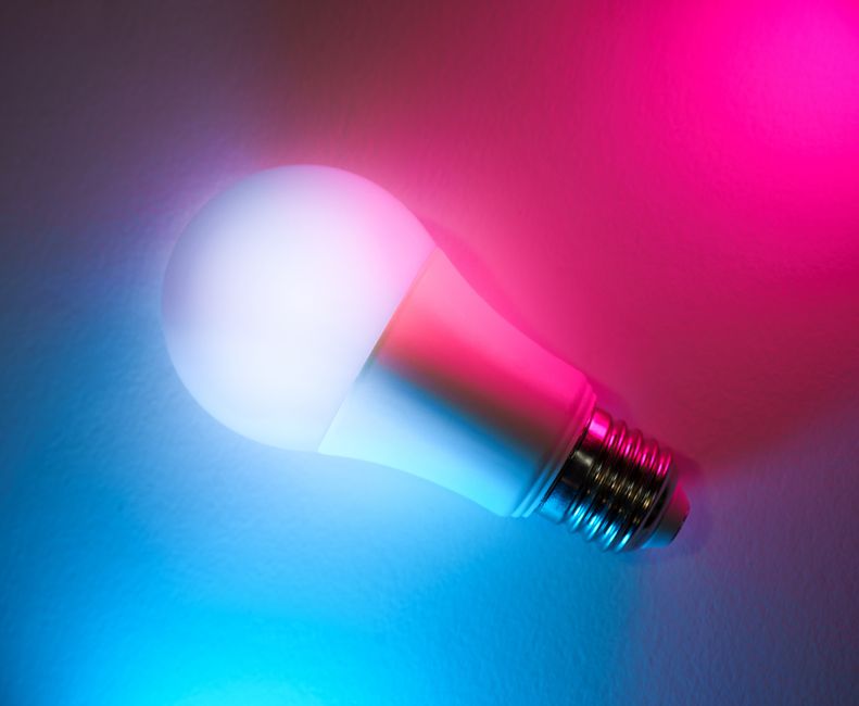 Iluminação de lâmpada LED com efeitos de cores vibrantes e ambiente moderno, simbolizando inovação e tecnologia.