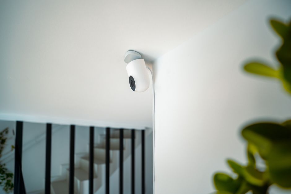 Câmera de segurança instalada no teto de um ambiente interno, destacando a vigilância e segurança residencial ou empresarial.