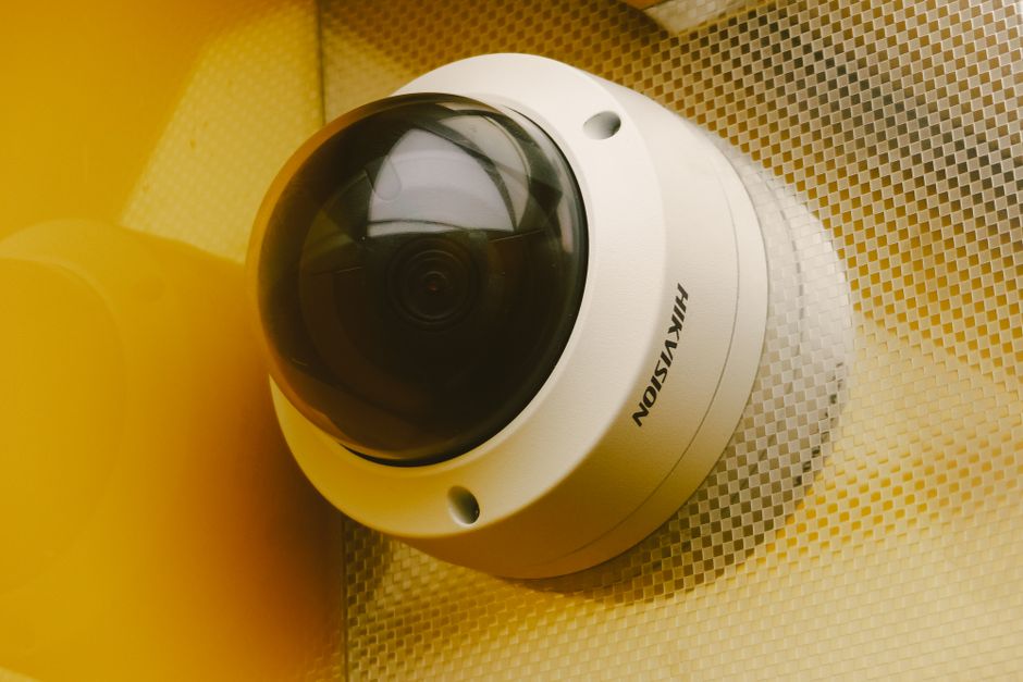 Câmera de segurança moderna instalada em um ambiente interno, destacando a vigilância e segurança empresarial.