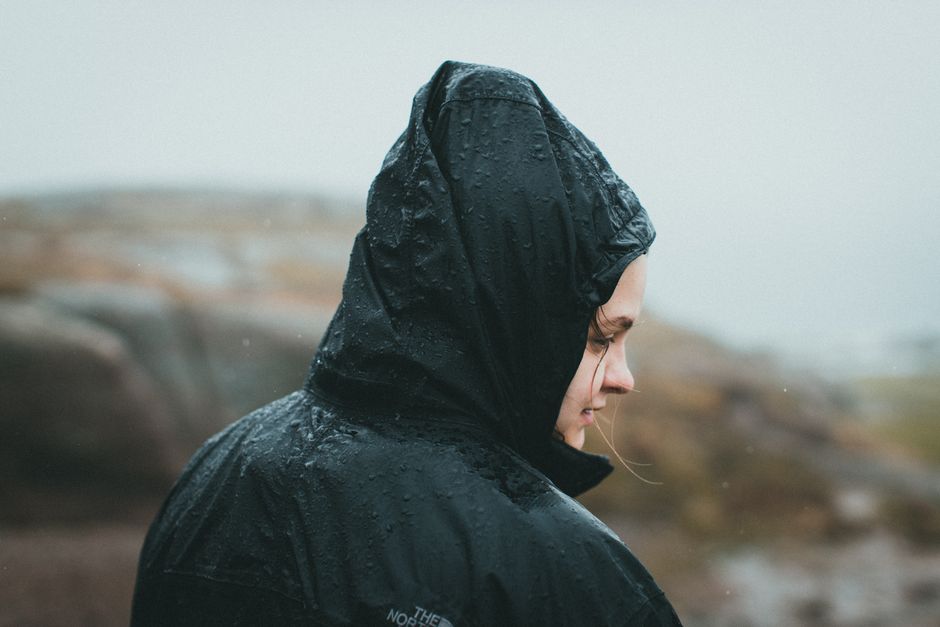 Dicas de Como Cuidar das Roupas em Dias de Chuva: Guia Completo 2026