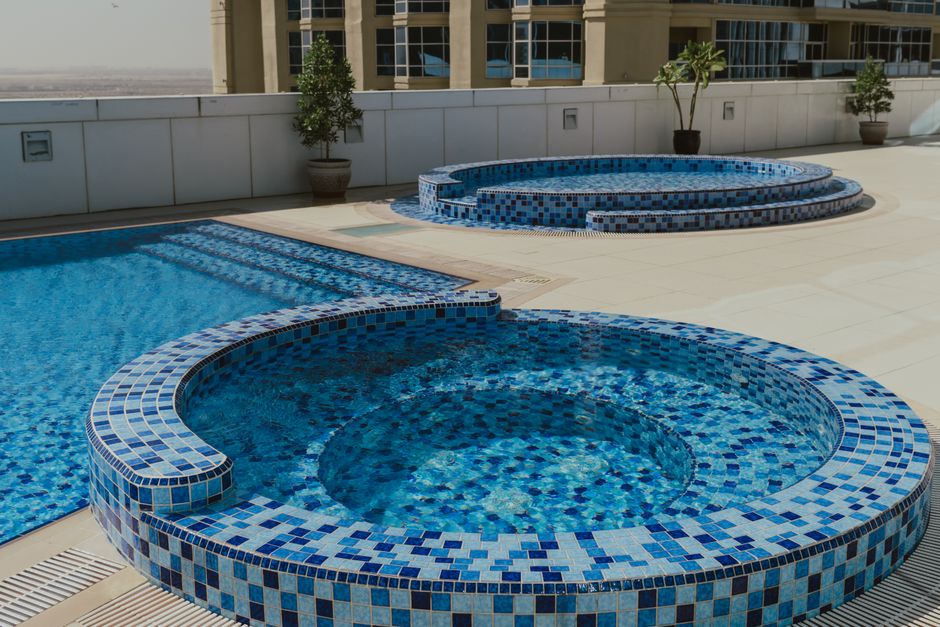 Dicas para cuidar da piscina do condomínio no verão 2026: guia completo