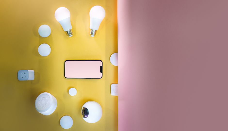 Imagem colorida dividida em duas partes, com objetos tecnológicos e elementos de iluminação em um lado, simbolizando inovação e criatividade na tecnologia.
