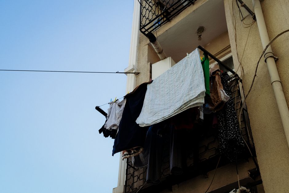 Dicas para conservar roupas em apartamentos com vazamentos: guia completo 2026