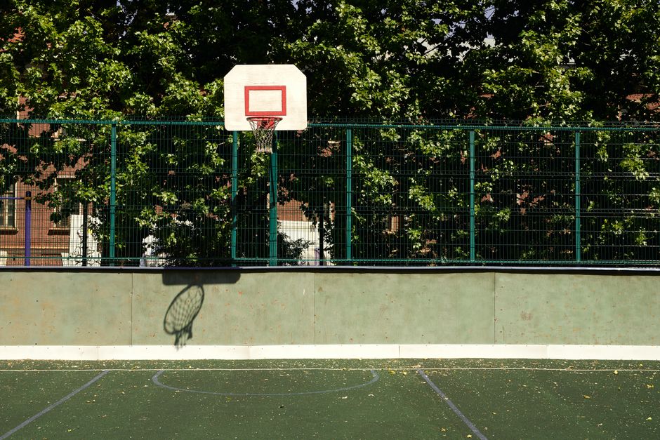 Dicas para manter a quadra de esportes em bom estado em 2026: Guia completo