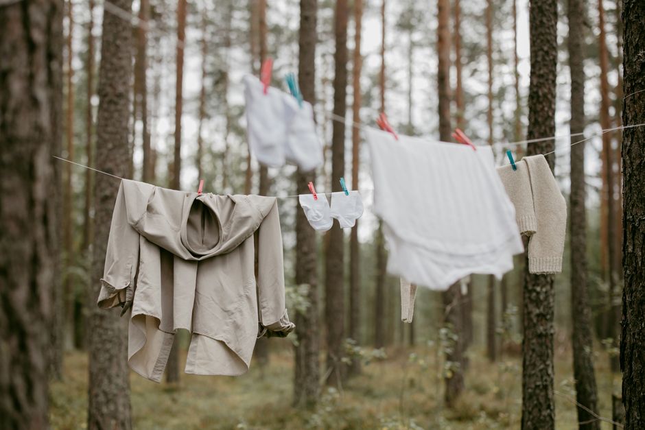 Dicas para manter roupas sem cheiro de mofo em 2026: Guia completo