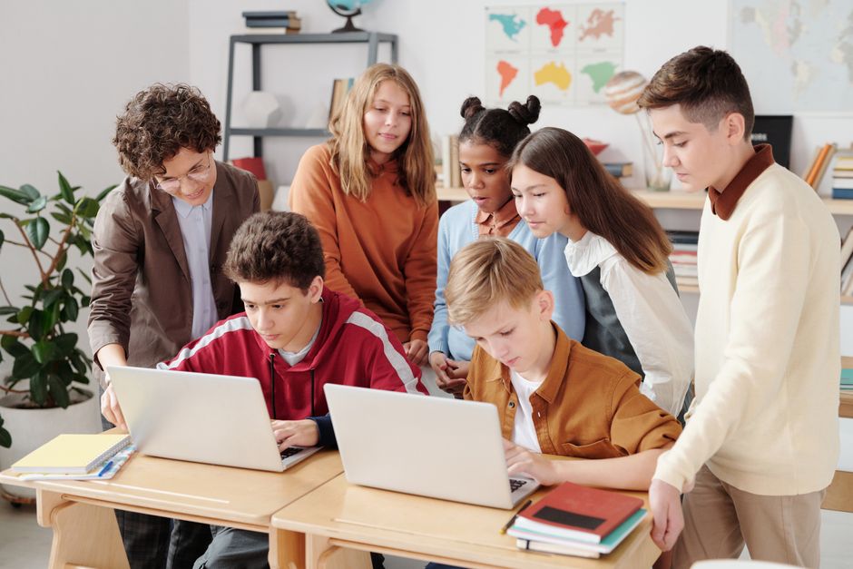 Dicas para contratar freelancers para projetos educacionais em 2026: Guia completo