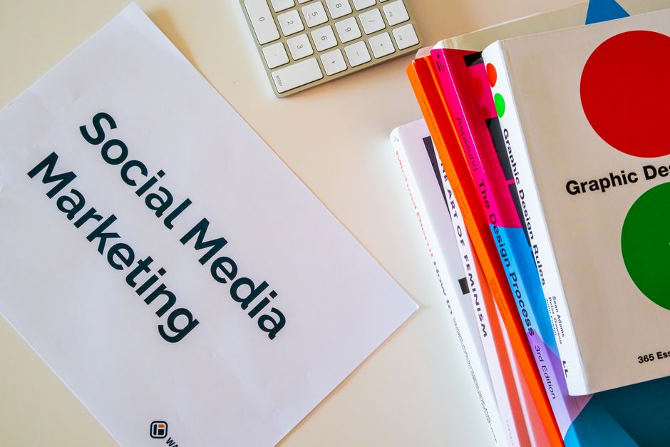 Imagem de escritório com livros e materiais de design gráfico, voltada para conteúdo sobre comunicação visual e marketing digital.