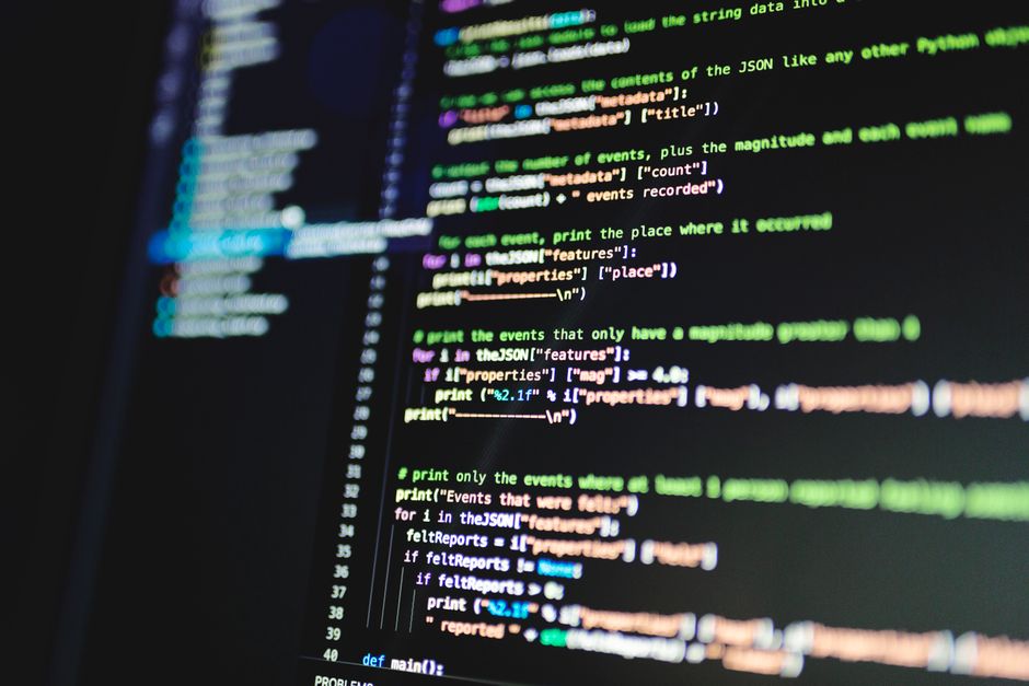 Imagem de uma tela de computador exibindo código de programação, ideal para artigos sobre desenvolvimento de software ou tecnologia.