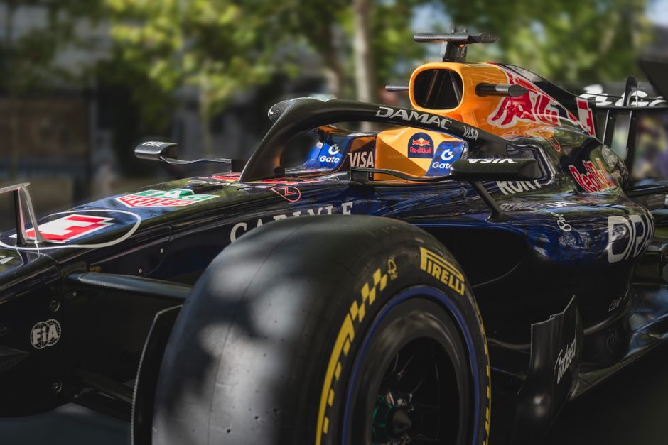 Carro de Fórmula 1 em um ambiente de corrida, destacando velocidade e tecnologia no esporte automobilístico.