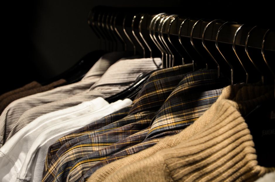 Dicas de Organização do Guarda-Roupa Feminino: Guia Completo para 2026