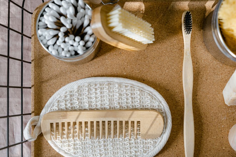 Imagem que mostra utensílios de higiene bucal, incluindo escova de dente de bambu, fio dental e cotonetes, com foco na sustentabilidade e cuidados pessoais.