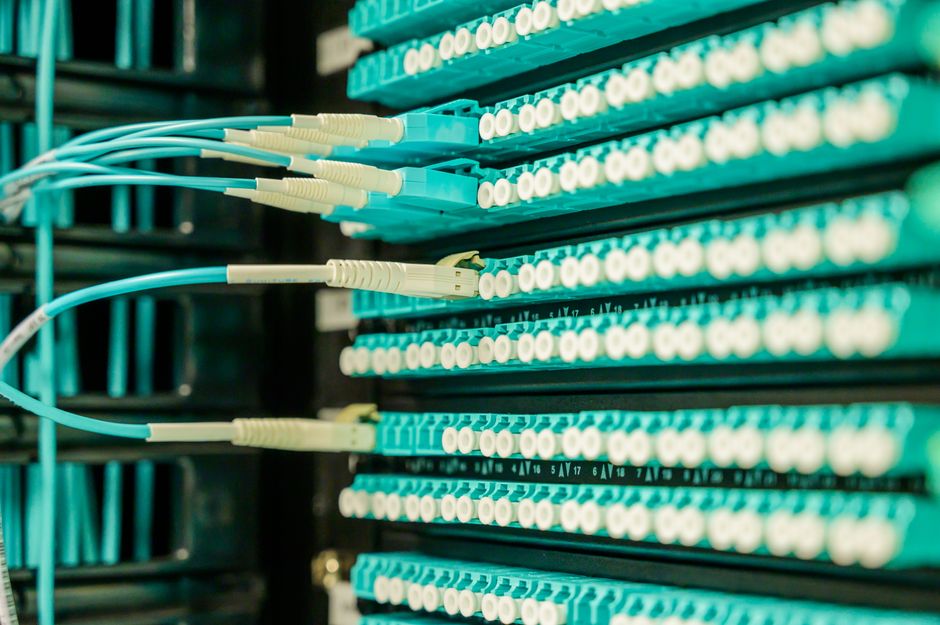 Imagem de um rack de servidores de computadores, representando tecnologia e infraestrutura de TI para blogs sobre tecnologia ou gestão de redes.