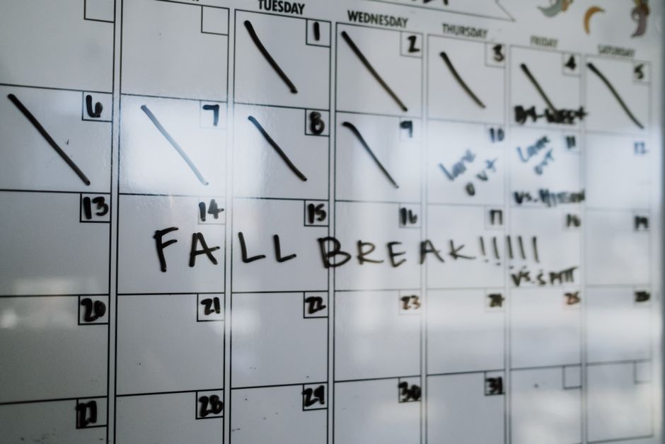 Quadro de planejamento de um calendário com destaque para a frase 'Fall Break!!!!', indicando um período de descanso ou pausa no calendário de um semestre escolar ou acadêmico.