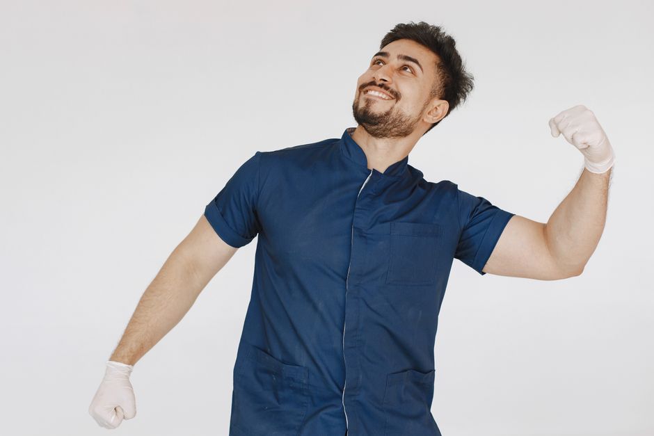 Profissional de saúde celebrando uma conquista ou momento de satisfação, transmitindo confiança e entusiasmo em seu trabalho.