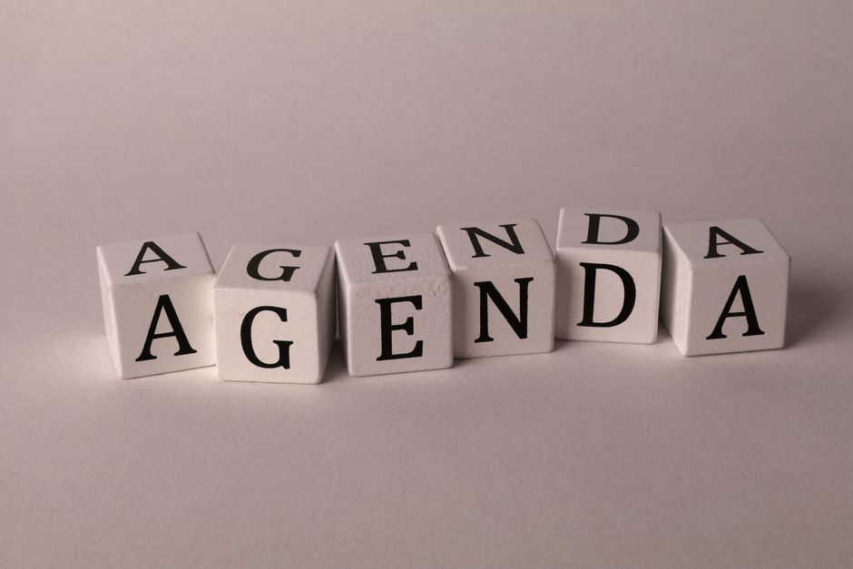 Imagem de blocos de letras formando a palavra 'AGENDA', simbolizando organização e planejamento de tarefas.