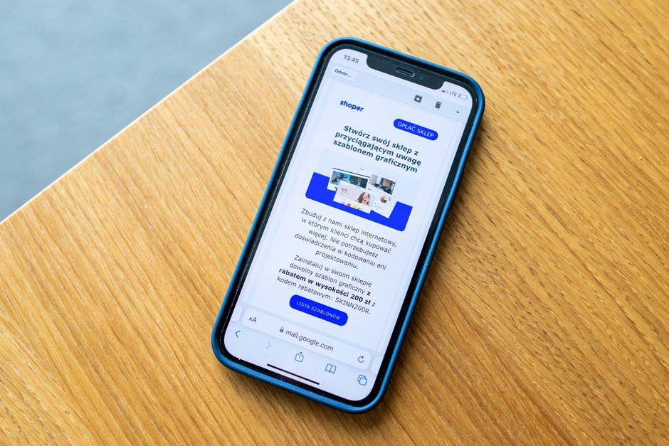 Imagem de um smartphone exibindo uma página de compra online, representando comércio eletrônico e marketing digital.