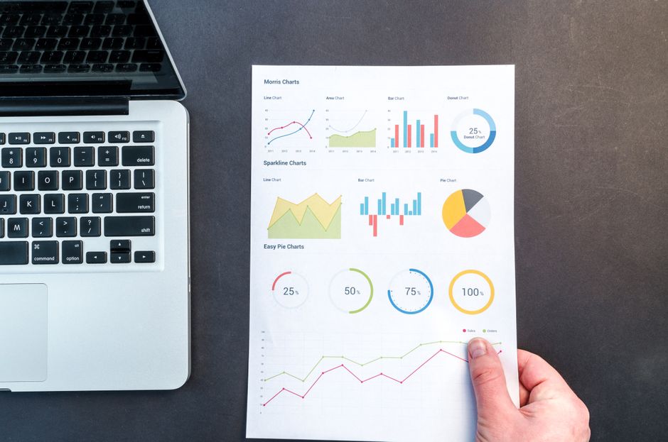 Pessoa analisando relatórios de desempenho financeiro com gráficos e dados, ilustrando monitoramento e gestão de resultados financeiros.