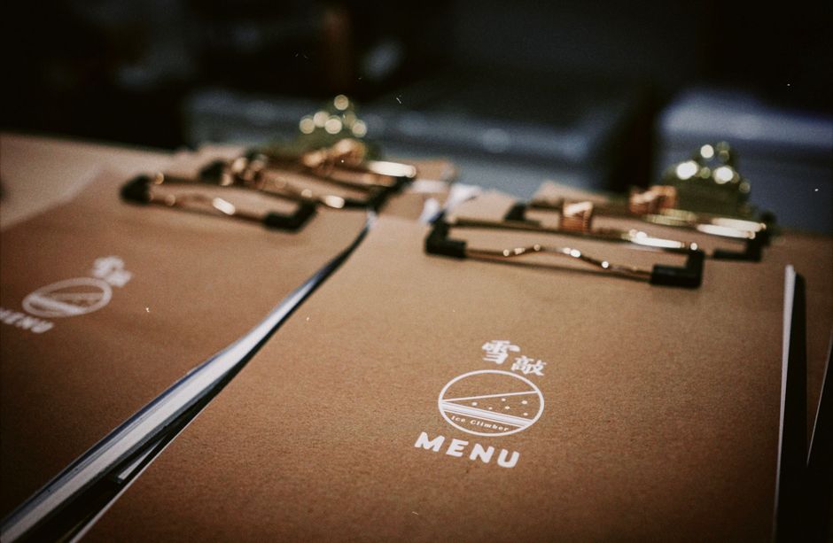 Imagem de cardápios de um restaurante com clipes de papel na parte superior, sugerindo organização ou preparação para servir os clientes.