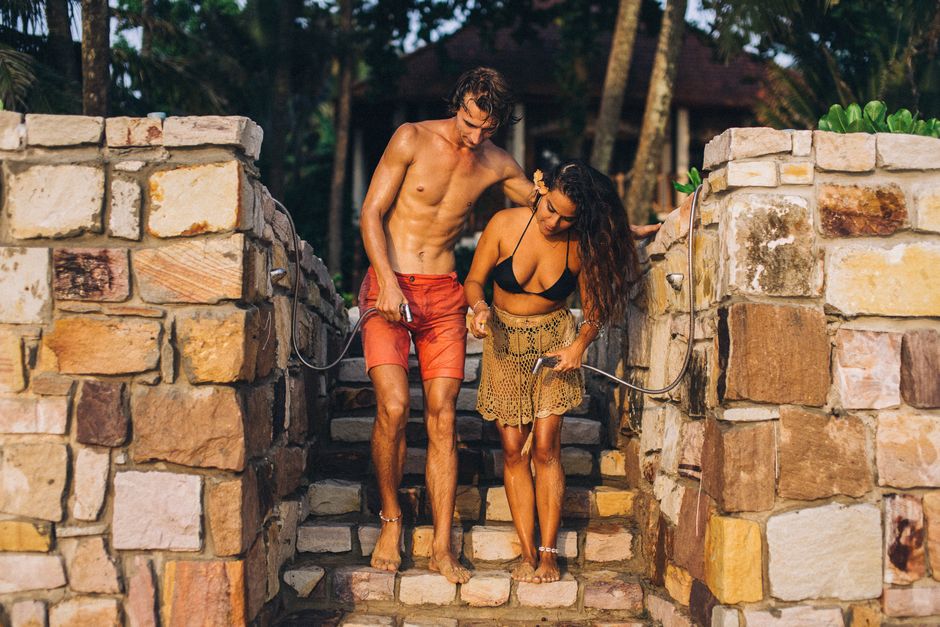Dicas para economizar água durante viagens em casal: guia completo 2026