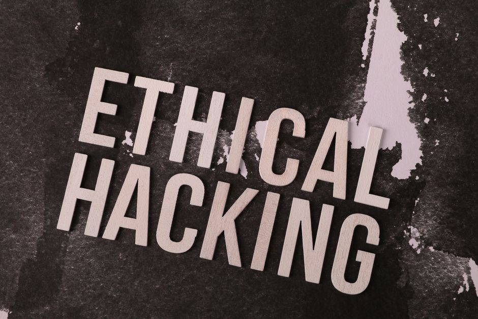 Imagem que aborda o tema de ética e hackers, refletindo a importância da integridade na segurança digital.