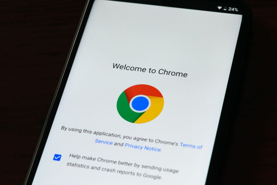 Imagem de um smartphone exibindo a tela de boas-vindas do navegador Google Chrome, em cenário de uso diário.