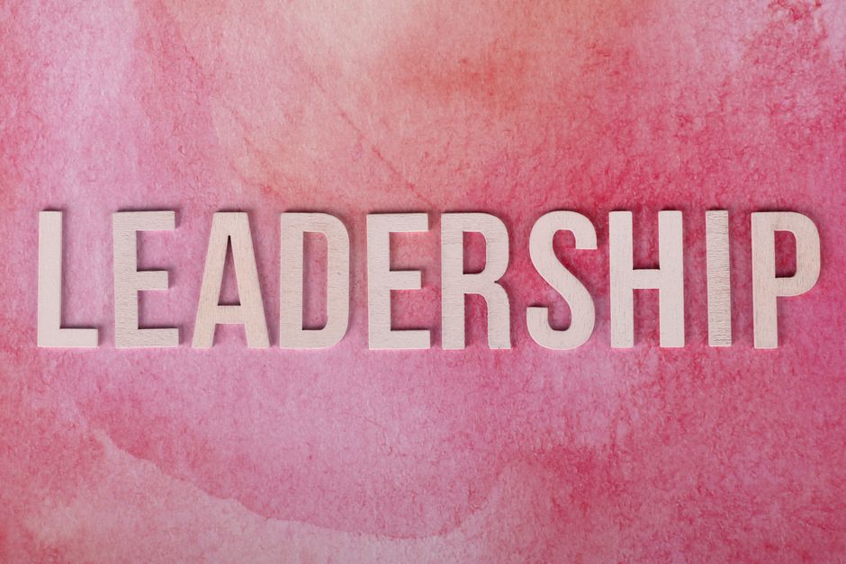 Imagem com a palavra 'Leadership' em destaque, simbolizando temas de liderança e desenvolvimento de habilidades de gestão.