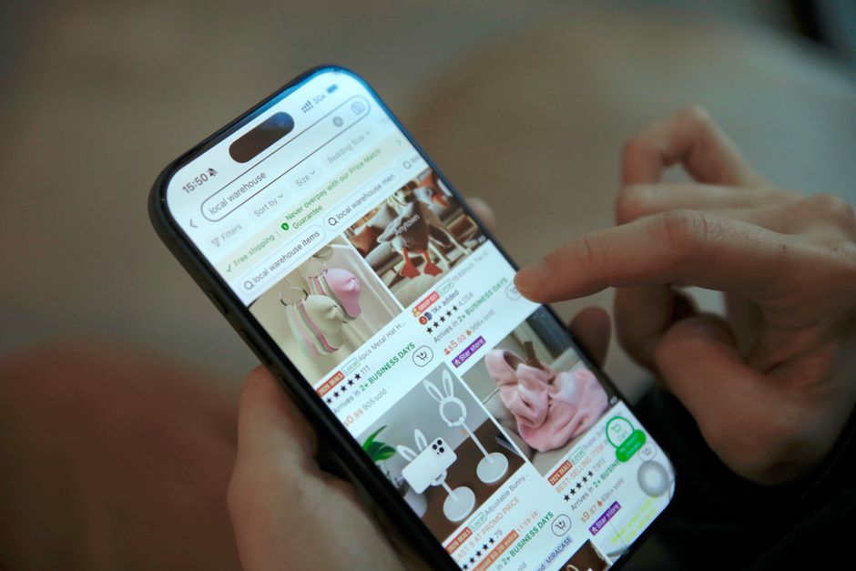 Pessoa navegando em um aplicativo de comércio eletrônico procurando produtos de vestuário e acessórios em um smartphone.