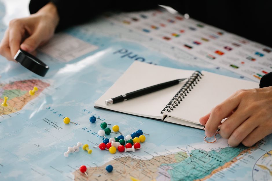 Dicas de como se informar durante viagens em 2026: Guia completo para viajar seguro e conectado