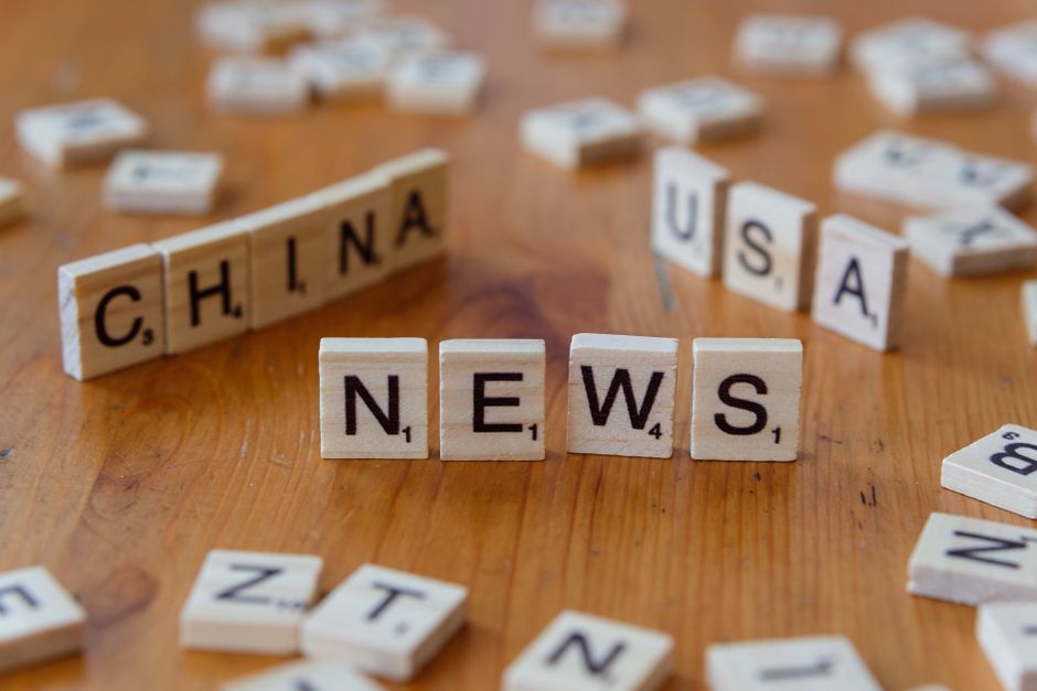 Imagem com blocos de madeira formando a palavra 'NEWS' e ‘CHINA’, simbolizando notícias internacionais.