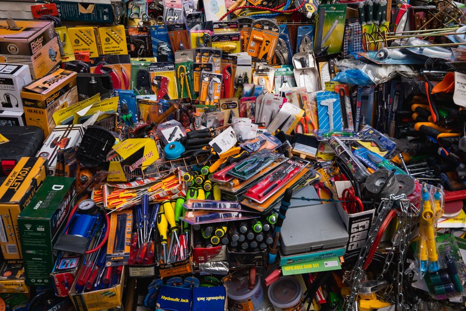 Categorias de ferramentas e utensílios de escritório, destacando a variedade de itens disponíveis para trabalhos de reparo e manutenção.